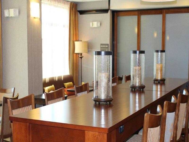 Hampton Inn Чикаша Экстерьер фото