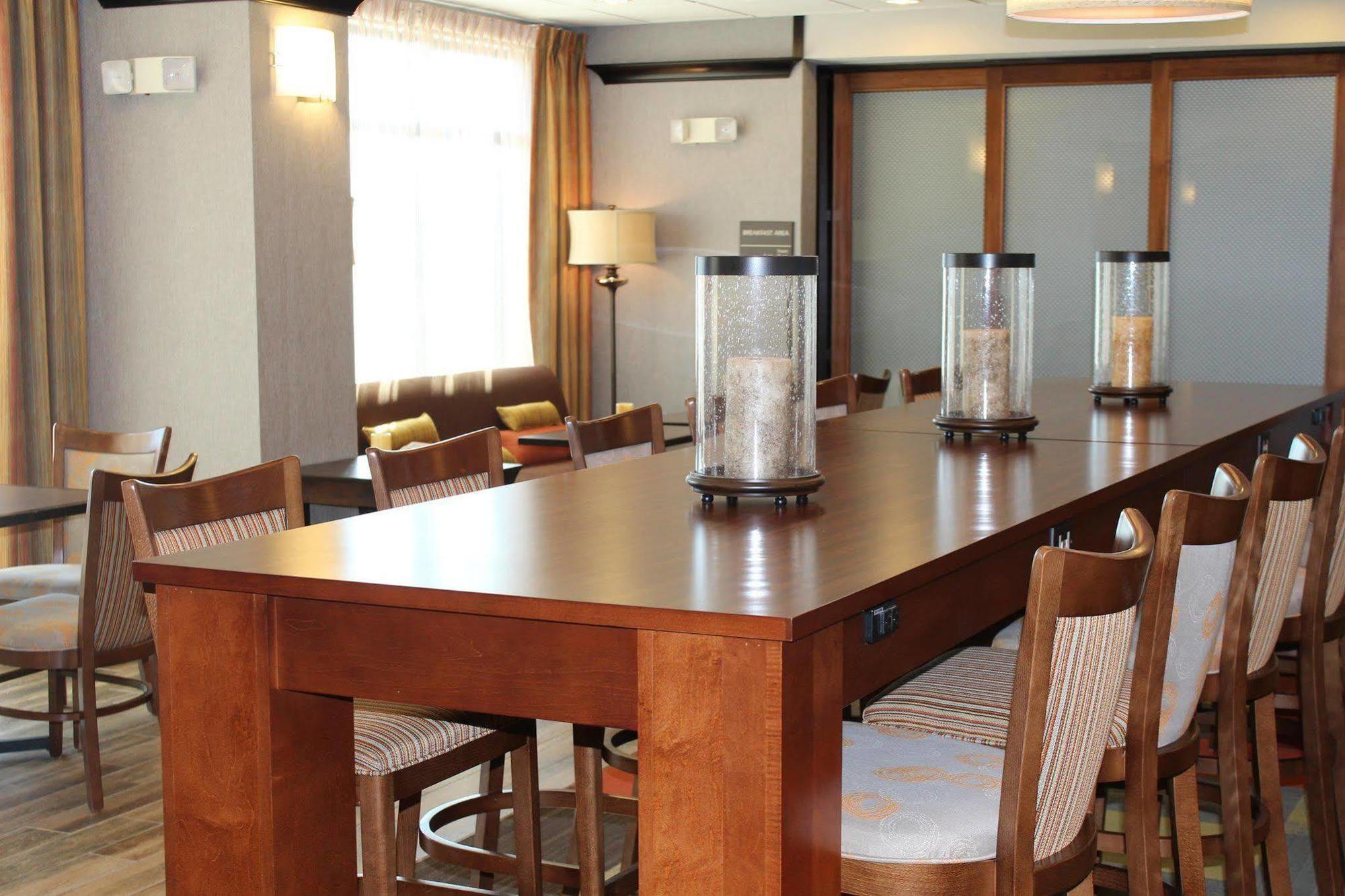 Hampton Inn Чикаша Экстерьер фото